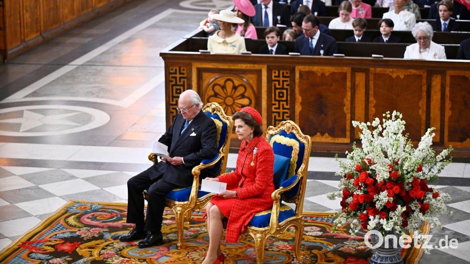 Königin Silva (rechts) ganz in Rot beim Gottesdienst zur Goldhochzeit des Königspaares. Bild: Christine Olsson/TT News Agency/AP/dpa