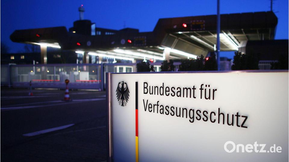 Mehr Details zu christlichen Influencern, bei denen der Verfassungsschutz Handlungen gegen die freiheitliche demokratische Grundordnung, erkennt, gibt die Bundesregierung nicht preis. Sie begründet dies unter anderem damit, dass dies zu „Abwehrstrategien“ führen und dadurch die Erkenntnisgewinnung erschweren könnte. (Symbolbild) Bild: Oliver Berg/dpa