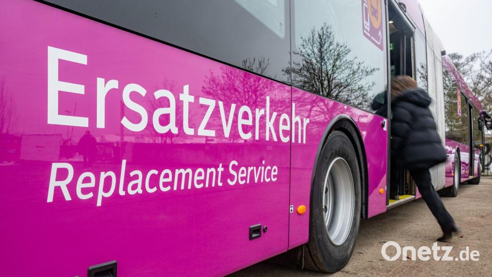 90 Busse werden als Ersatzverkehr auf den Strecken eingesetzt. (Archivbild) Bild: Armin Weigel/dpa