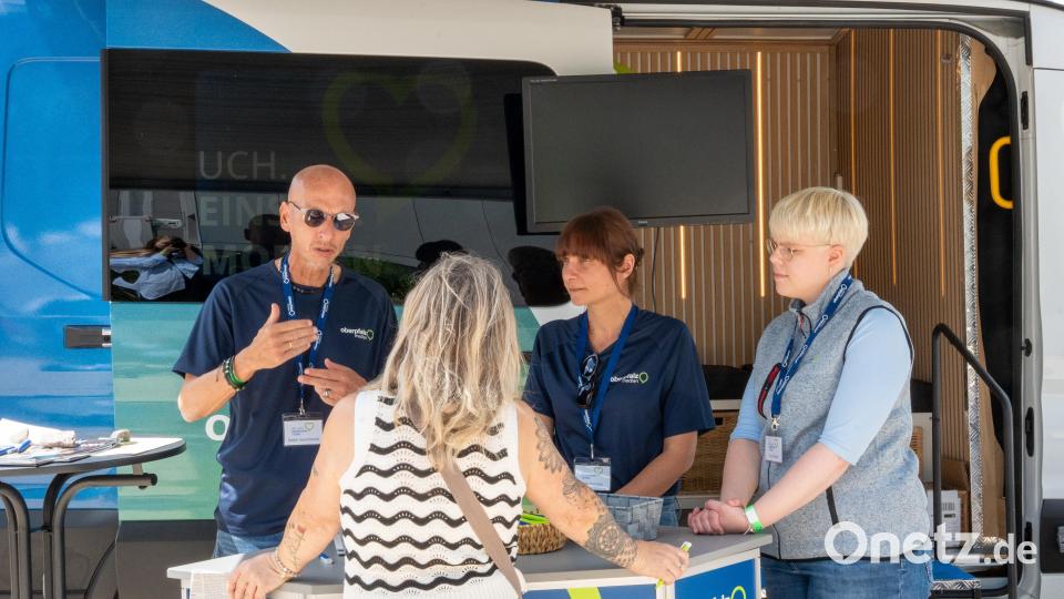 "Redaktion on Tour" machte am Samstag erstmals Halt in Weiden. Die Reporterinnen Eva Kreuzer (rechts), Julia Hammer (2. von rechts) und Themenplaner Ralph Gammanick (links) stellten sich den Fragen von Leserinnen und Lesern. Bild: Franka Eichl