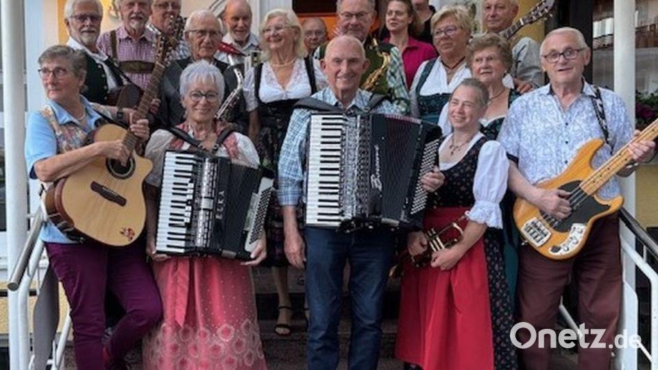 Im Jahr 2006 wurde das „Café Anni“ zum Landgasthof erweitert. Zum Jubiläum trugen Musikanten, Sänger, die Chefin des Hauses und Gäste zum Programm des Abends bei. Bild: Erhard Nitzbon