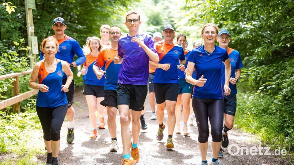 Fynn Thome (18, vorne) trainiert gemeinsam mit den Läuferinnen und Läufern der Lauf- und Triathlonfreunde Lebach (LTF Theeltal) auf einer Waldstrecke bei Lebach. Bild: Laszlo Pinter/dpa/Laszlo Pinter