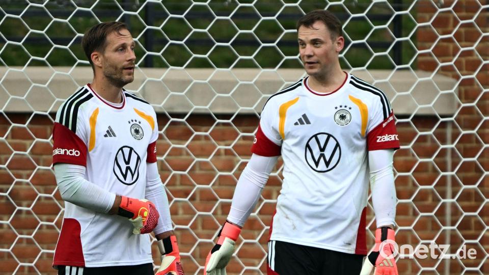 Oliver Baumann (l.) und Manuel Neuer im Training. (Archivbild) Bild: Federico Gambarini/dpa