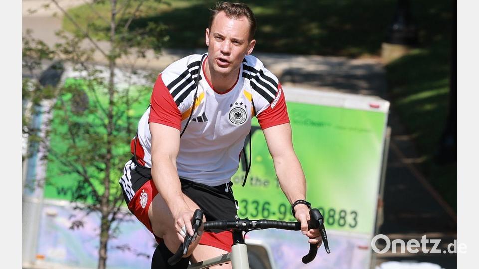 Als Radfahrer zum Training unterwegs: Manuel Neuer ist bereit für sein Comeback im DFB-Tor. Bild: Jan Woitas/dpa