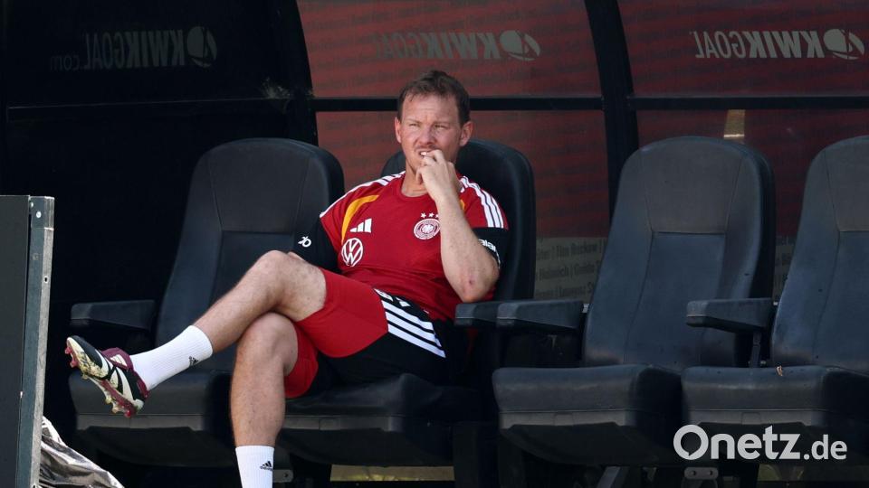 Der Bundestrainer ist froh über jeden Schattenplatz. Bild: Christian Charisius/dpa