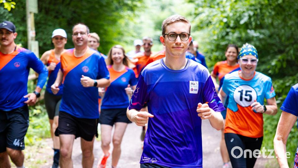 Beim gemeinsamen Training im Wald bereitet sich Fynn (M.) mit anderen Läuferinnen und Läufern auf die nationalen Spiele der Special Olympics vor. Bild: Laszlo Pinter/dpa/Laszlo Pinter