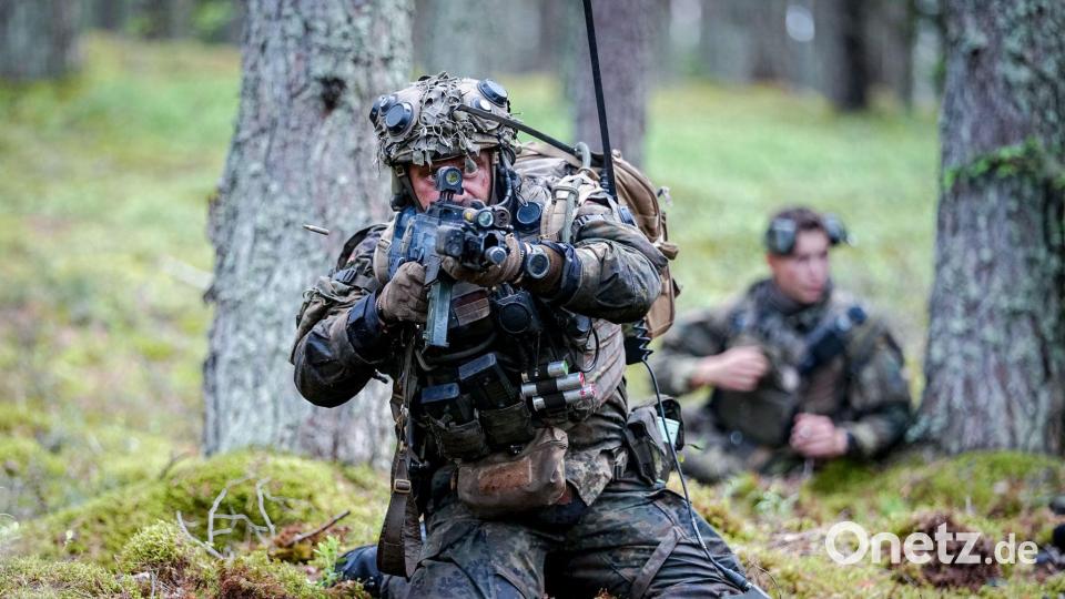 Waffe im Anschlag: Panzergrenadiere kämpfen im Wald. Bild: Kay Nietfeld/dpa