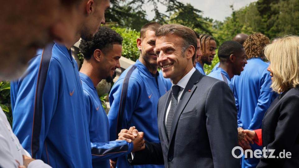 Der französische Präsident Emmanuel Macron und seine Frau Brigitte Macron wünschen dem Team viel Glück bei der WM. (Archivbild) Bild: Thomas Padilla/Pool AP/AP/dpa