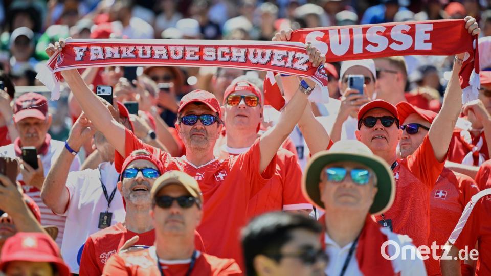 Die Schweizer Fans waren schon früh auf den Beinen. Bild: Eakin Howard/FR171640 AP/AP/dpa