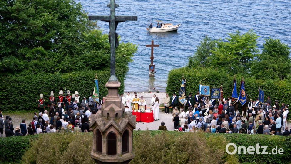 140 Jahre nach dem Tod von König Ludwig II. gedachten Königstreue am Starnberger des Herrsche Bild: Sven Hoppe/dpa