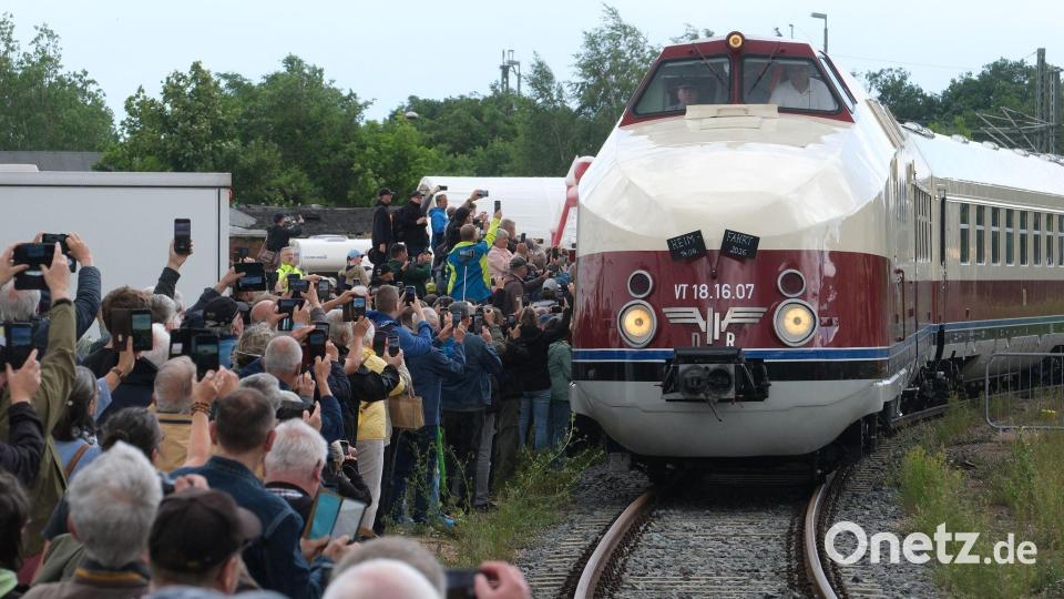 Willkommensfest für einen Zug-Oldtimer: Zahlreiche Schaulustige haben in Radebeul den historischen Schnellzug in Empfang genommen. Bild: Sebastian Willnow/dpa