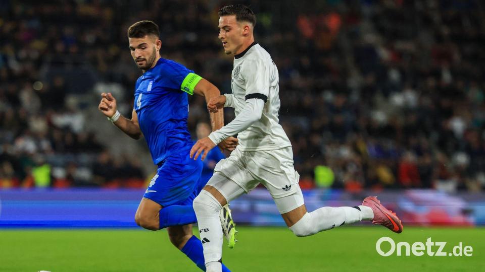 Alexios Kalogeropoulos (l) bejubelte mit der griechischen U21 schon einen Sieg gegen Deutschland. (Archivbild) Bild: Jan Woitas/dpa