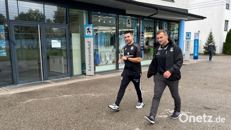 Trainer Kayabunar (l) und Geschäftsführer Paula haben viel zu tun. (Archivbild) Bild: Christian Kunz/dpa