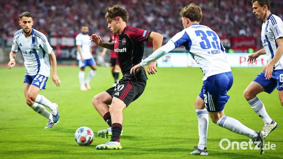 Javier Fernandez (2.v.l.) spielt auch kommende Saison in Nürnberg. (Archivbild) Bild: Daniel Karmann/dpa
