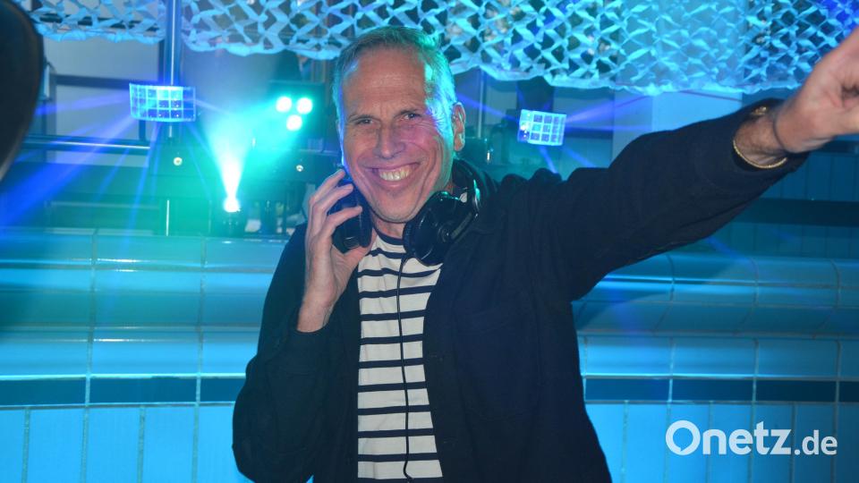 Bayern-2-Moderator und Buchautor Achim "60" Bogdahn legte am Samstagabend fünf Stunden lang heiße Musik im Pool des ehemaligen Badehauses Maiersreuth auf. Der erfahrene Moderator überraschte seine Fans mit zum Teil ungewöhnlicher Musik, die Mischung machts, war zu hören. Bild: Josef Rosner