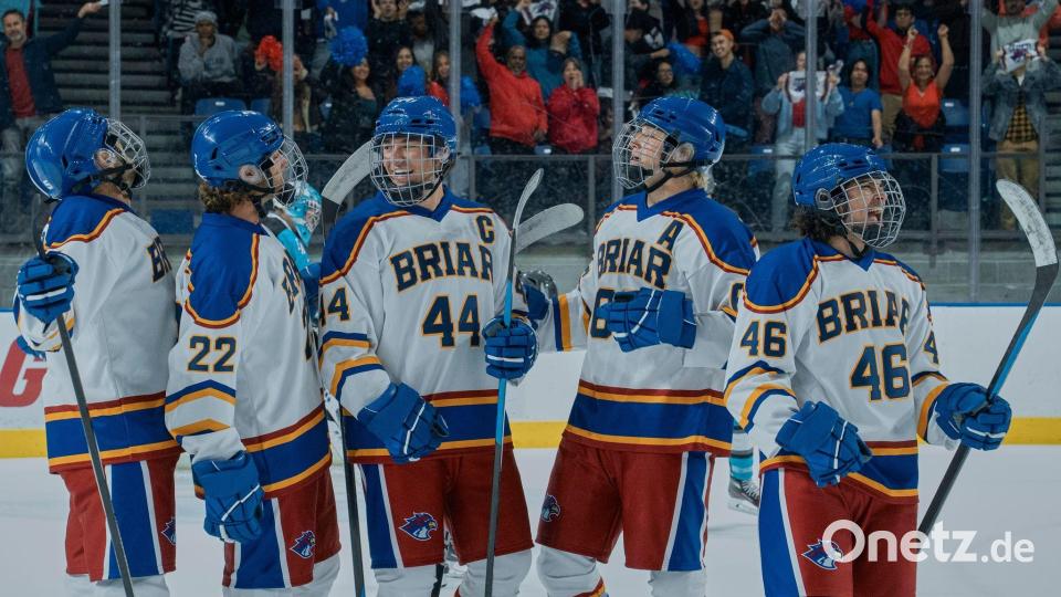 Ein wichtiges Element der Serie „Off Campus“ ist der Eishockey-Sport der Jungs: Unter anderem Logan (Antonio Cipriano), Garrett (Belmont Cameli), Dean (Stephen Kalyn) und Tucker (Jalen Thomas Brooks) sind in einem Team. Bild: -/Amazon Content Services LLC/dpa