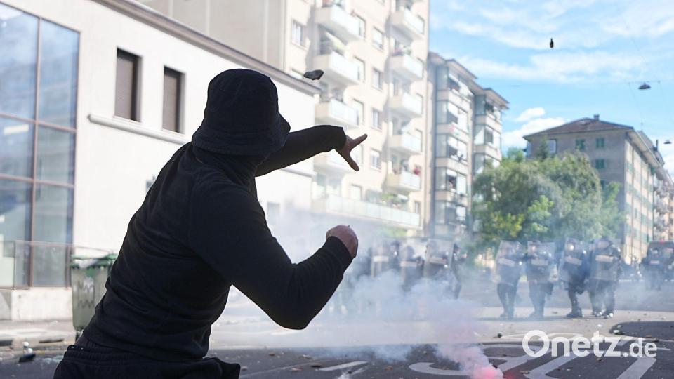 In Genf kommt es bei Protesten gegen den G7-Gipfel in Évian zu Auseinandersetzungen zwischen Demonstranten und der Polizei. Bild: Michael Kappeler/dpa