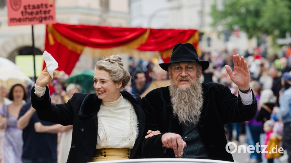 1.000 Aktive in 35 Bildern beim Festumzug für den Meininger „Theaterherzog. Bild: Michael Reichel/dpa