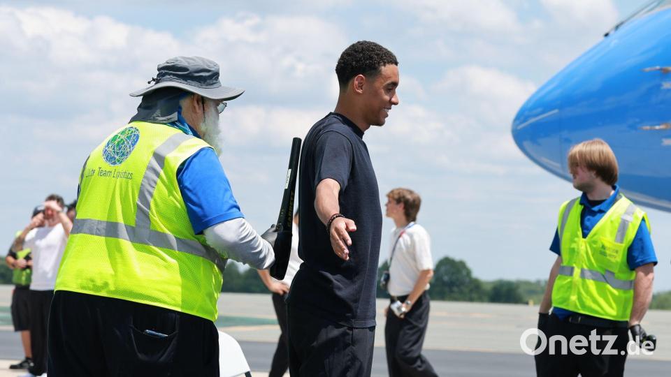 Jamal Musiala beim Security-Check vor dem Abflug der DFB-Elf. Bild: Jan Woitas/dpa