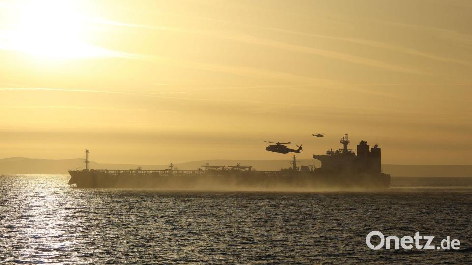 Das Schiff „Smyrtos“ wird jetzt vor der englischen Küste festgehalten. (Handout) Bild: Lphot Hutchins/MoD Crown copyright/PA Wire/dpa