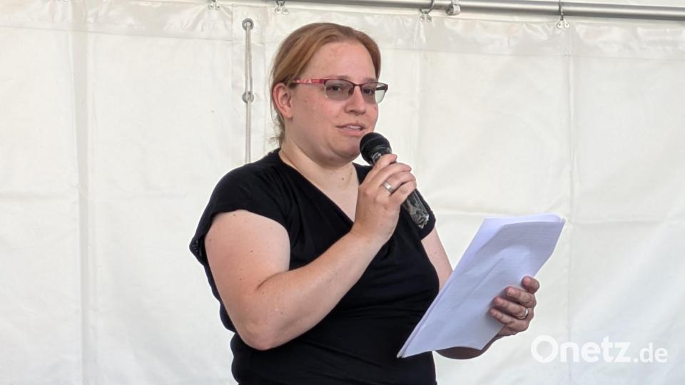 Ina Saloga informierte zwischen den Musikstücken über die einzelnen Stationen der musikalischen Reise. Bild: Paul Zrenner