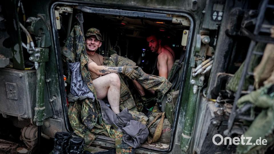 Nach dem Regen: Panzergrenadiere ziehen sich um. Bild: Kay Nietfeld/dpa
