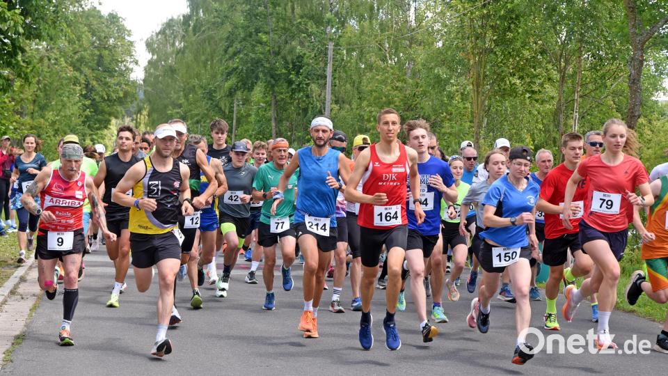 Swen Arnold von der DJK Weiden (Startnummer 164) gewann am Samstag den Weiherlauf in Plößberg über 8200 Meter. Bei den Frauen war Laetitia Birner vom TB Weiden (Startnummer 79) über 4600 Meter die Schnellste. Bild: Rudi Gebert