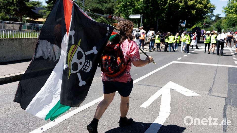 Im Protestzug sind viele Palästinenserflaggen zu sehen. Bild: Cyril Zingaro/KEYSTONE/dpa