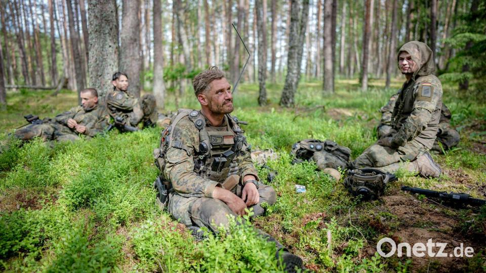 Zugführer Philip und seine Männer des Zuges „Bravo“. Bild: Kay Nietfeld/dpa