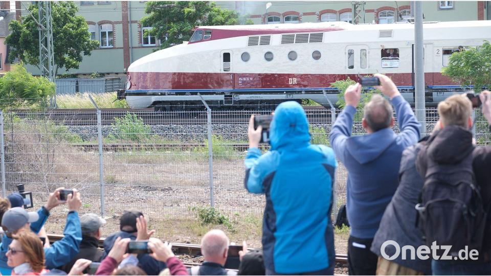 Nach aufwendiger Restaurierung soll der historische Schnellzug künftig bei Sonderfahrten Eisenbahn-Nostalgie verbreiten. Bild: Sebastian Willnow/dpa
