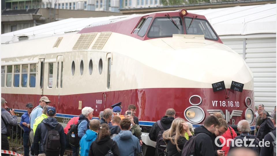 Der einstige Prestigezug der Deutschen Reichsbahn fährt in den Bahnhof in Radebeul-Ost ein. Bild: Sebastian Willnow/dpa