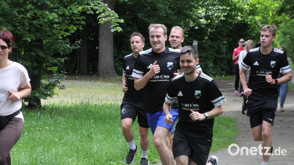 Die Fußballer der Kondrauer Sportfreunde nutzten den Lauf zu einer Trainingseinheit. Bild: Konrad Rosner