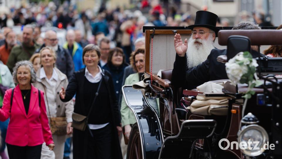 Festumzug für Georg II. zur Halbzeit des Meininger Jubiläumsjahres für den vor 200 Jahren geborenen „Theaterherzog“. Bild: Michael Reichel/dpa