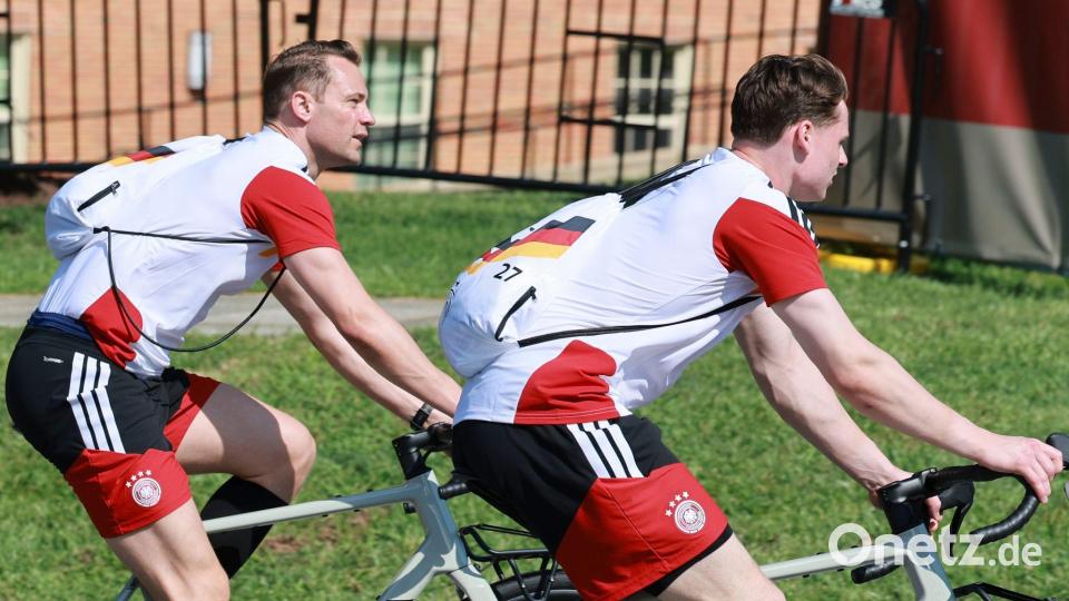 Mit Manuel Neuer (l.) versteht sich Jonas Urbig (r.) sehr gut. Bild: Jan Woitas/dpa