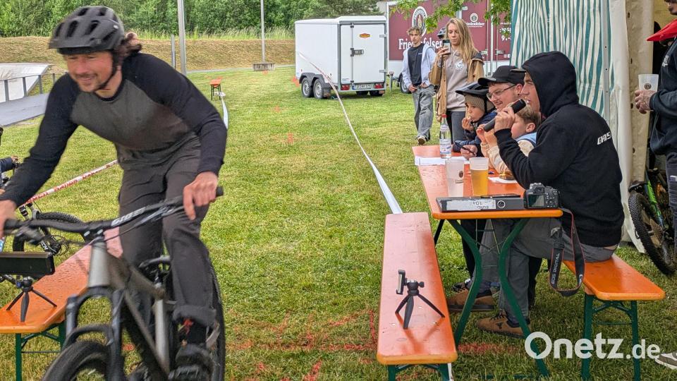 Das Mountainbike-Rennen auf dem Wiesenparcours gewann Ronny Seifert (links bei der Fahrt durchs Ziel). Rechts Michael Scharnagl, der als Moderator der Wettbewerbe fungierte. Bild: Paul Zrenner