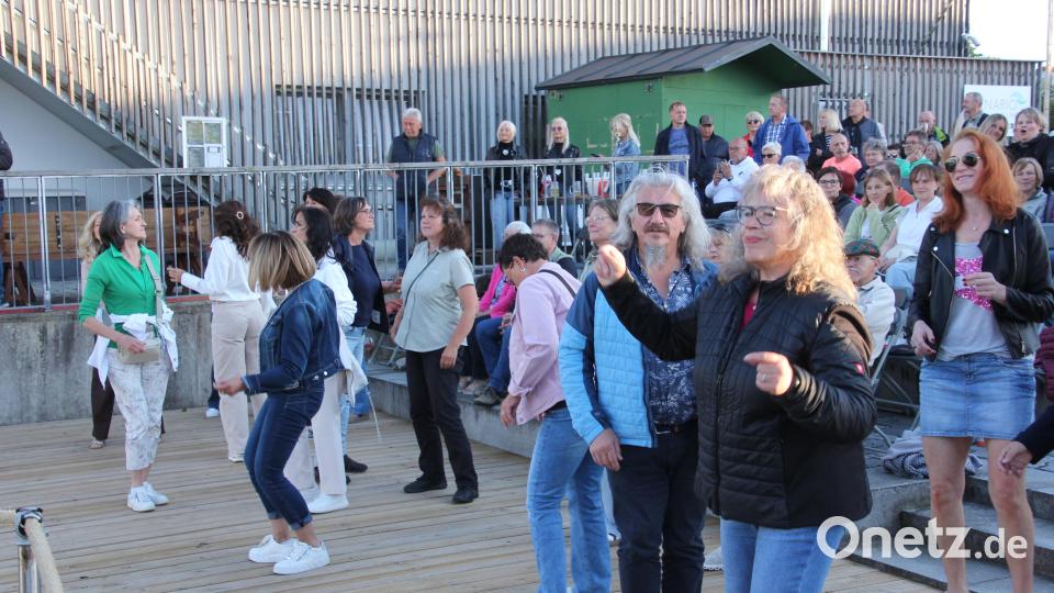 Es durfte auch getanzt werden vor der Seebühne. Bild: Konrad Rosner
