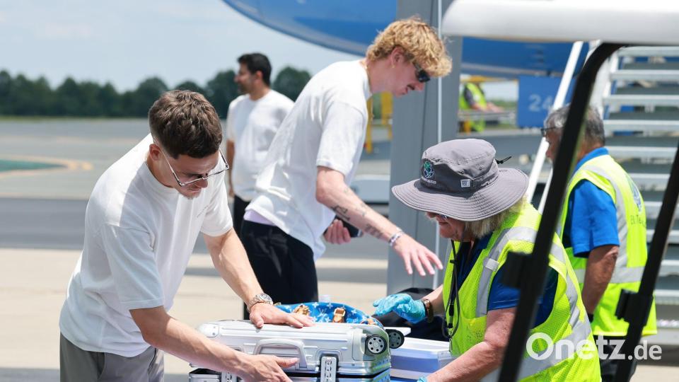 Florian Wirtz und Nick Woltemade beim Security-Check vor dem WM-Flug. Bild: Jan Woitas/dpa