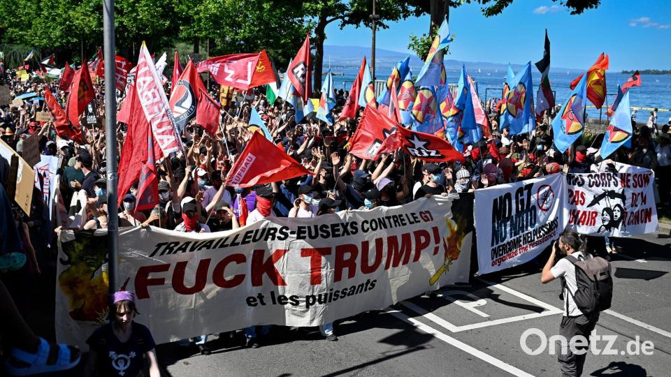 In Frankreich dürfen die G7-Gegner nicht protestieren, so weichen sie auf die Schweizer Seite des Genfersees aus. Bild: Martial Trezzini/KEYSTONE/dpa