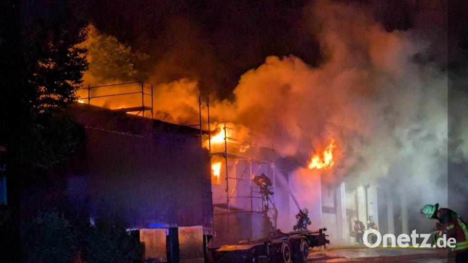 In Ursensollen kam es am Freitagabend zu einem Großbrand im Gewerbegebiet. Bild: Florian Schlegel/ Feuerwehr Amberg-Sulzbach