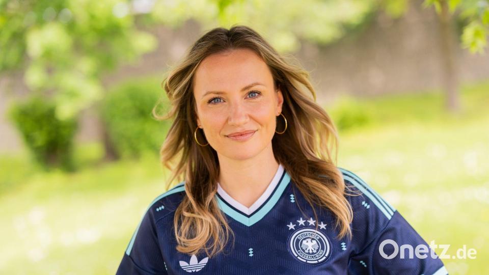 Schauspielerin Ania Niedieck interessierte sich früher nicht so sehr für Fußball - das hat sich durch ihre Tochter geändert. Bild: Rolf Vennenbernd/dpa
