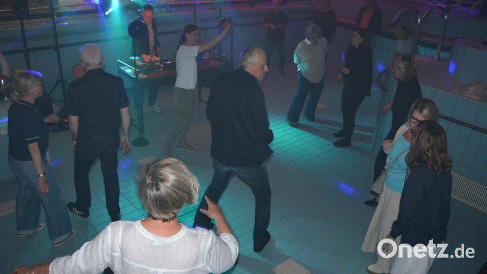 Mehr und mehr kamen die Besucher in den Pool, um zur Musik von Achim 60 Bogdahn abzufeiern und zu tanzen. Sie erlebten eine ganz besondere Musiknacht. Bild: Josef Rosner