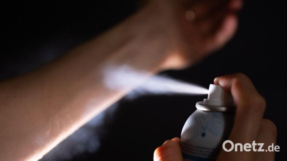 Wer ganz sicher eine Deo-Aura haben will, sprüht es nicht nur auf die Achseln, auf Haare oder Brust, sondern auch aufs Handgelenk. (Symbolbild) Bild: Monika Skolimowska/dpa