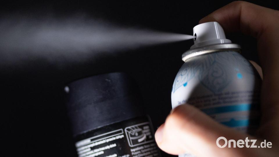 Für viele das Schönste, für andere ganz schrecklich, weil penetrant: Sprühnebel aus einer Deo-Dose. (Symbolbild) Bild: Monika Skolimowska/dpa