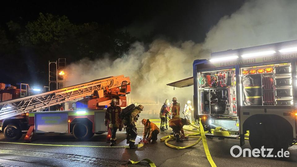 In Ursensollen kam es am Freitagabend zu einem Großbrand im Gewerbegebiet. Symbolbild: Florian Schlegel/ Feuerwehr Amberg-Sulzbach