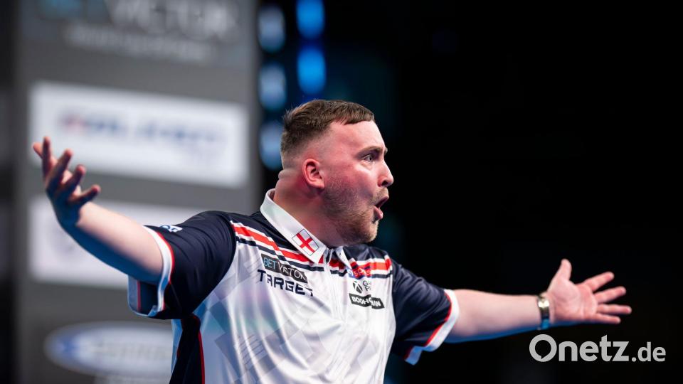 Der englische Darts-Star Luke Littler ist erstmals Team-Weltmeister. Bild: Hannes P. Albert/dpa