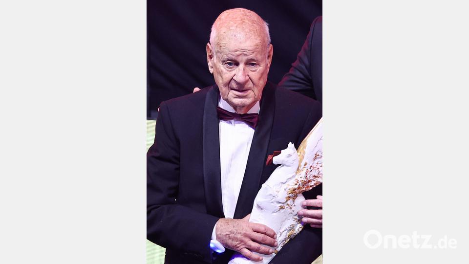 Reporter-Legende Hartmut Scherzer bei einer Preisverleihung vor einem Jahr. (Archvbild) Bild: Hannes P. Albert/dpa