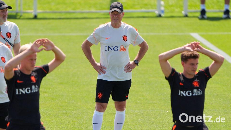 Ronald Koeman blickt optimistisch Richtung WM-Auftaktspiel gegen Japan. Bild: Charlie Riedel/AP/dpa