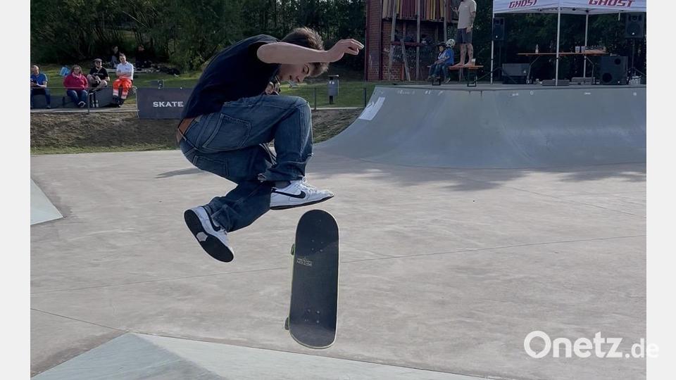 Auf der Skate-Anlage an der Mitterteicher Straße in Waldsassen gab es am Samstag trickreiche Sprünge zu sehen. Bild: Skate & Bike Crew Waldsassen/Anna Bergauer