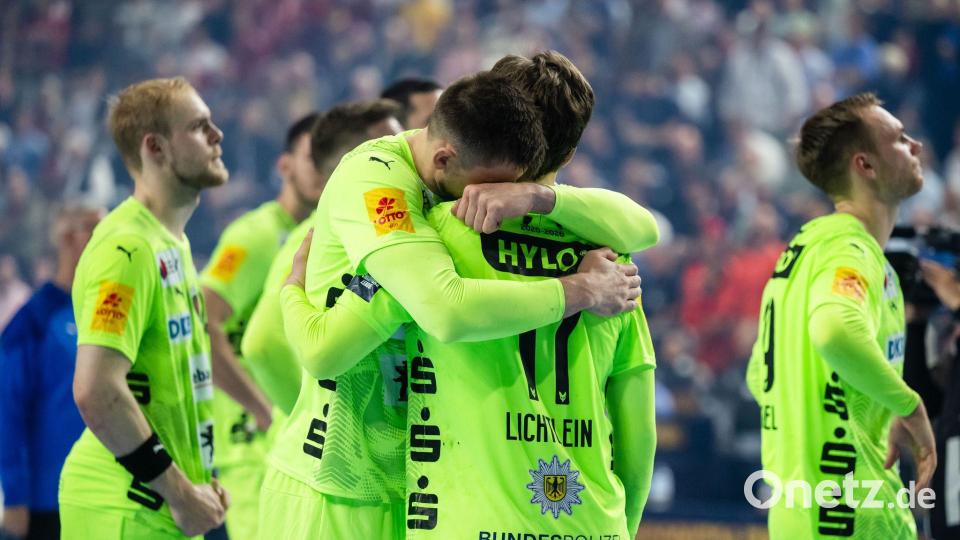 Die Füchse-Spieler waren nach der Final-Niederlage gegen den FC Barcelona enttäuscht. Bild: Marius Becker/dpa