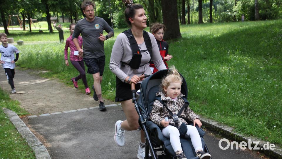 Stadträtin Franziska Härtl lief mit Kinderwagen, in dem ihre Tochter Luise saß. Bild: Konrad Rosner